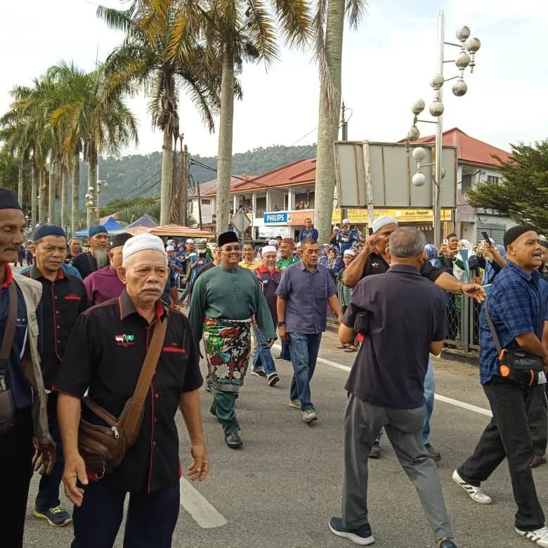 Perikatan Nasional supporters accompany Kedah caretaker menteri besar Datuk Seri Sanusi Nor as he makes his way on nomination day. – Pemuda PAS Sik Facebook pic, July 29, 2023 